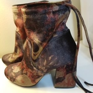 BKE Solely Black by Buckle Velvet Floral Boots